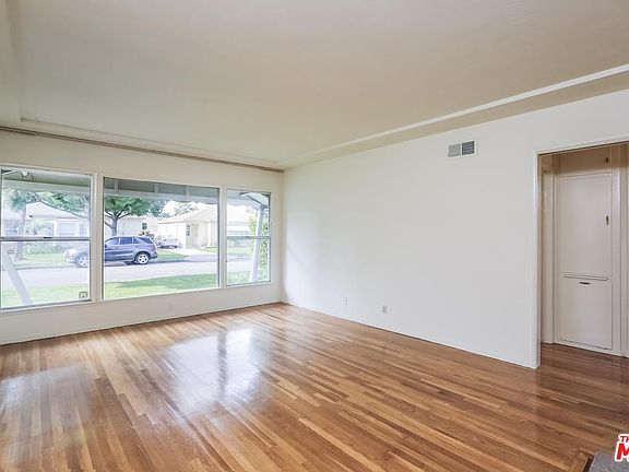 4th image of 12742 Cowley Ave