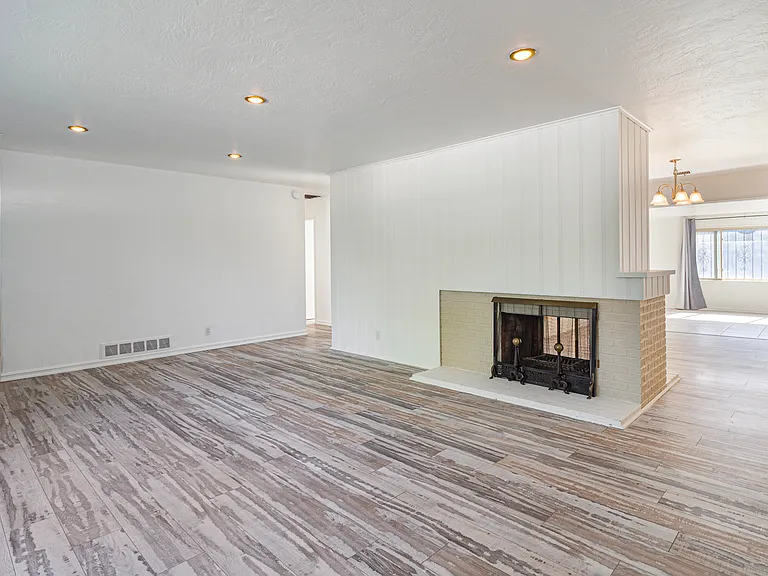 2812 San Pedro Dr NE — Photo 2