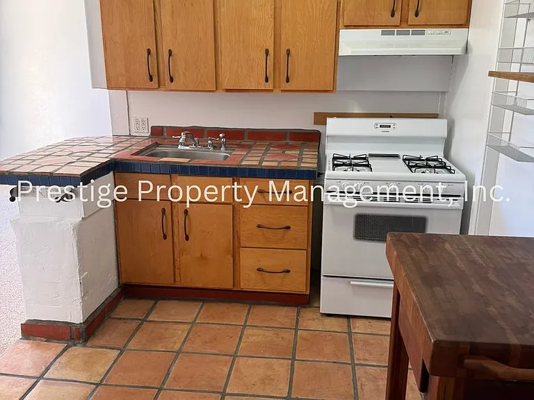 3301 E Flower St — Photo 2