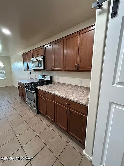 3 bed, 2.0 bath, 1376 sqft, $1,675 — Photo 2