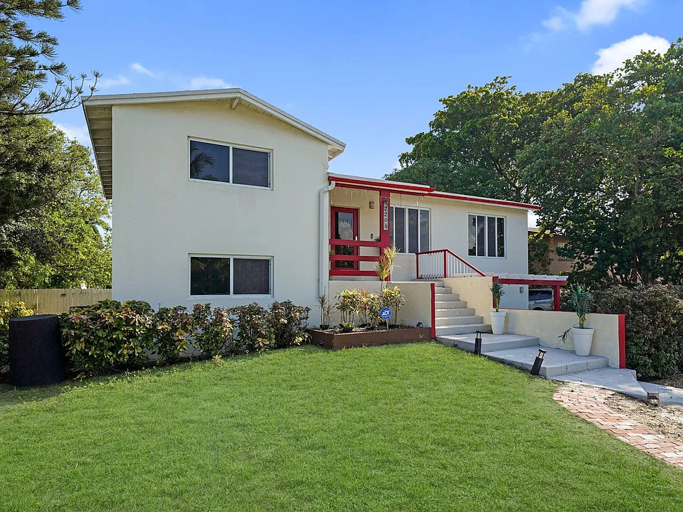 220 NW 42nd St