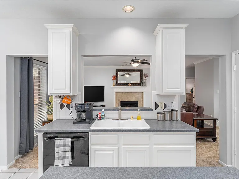 2309 Orleans Ln — Photo 10