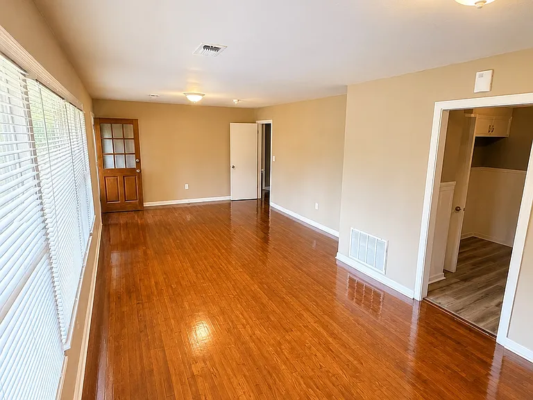 734 Montclair Pl — Photo 3