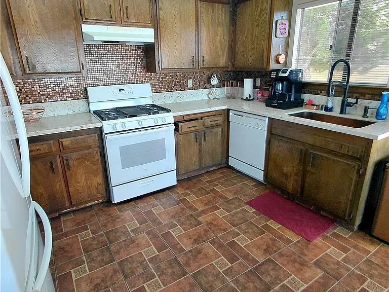 27564 Lakeview Dr — Photo 13