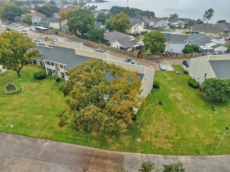 132 April Point Dr S — Photo 45