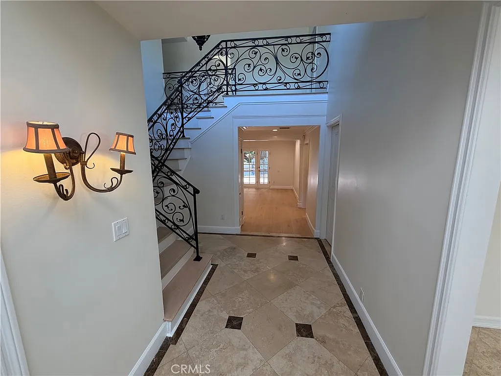 5 bed, 4.5 bath, 4080 sqft, $10,995 — Photo 4
