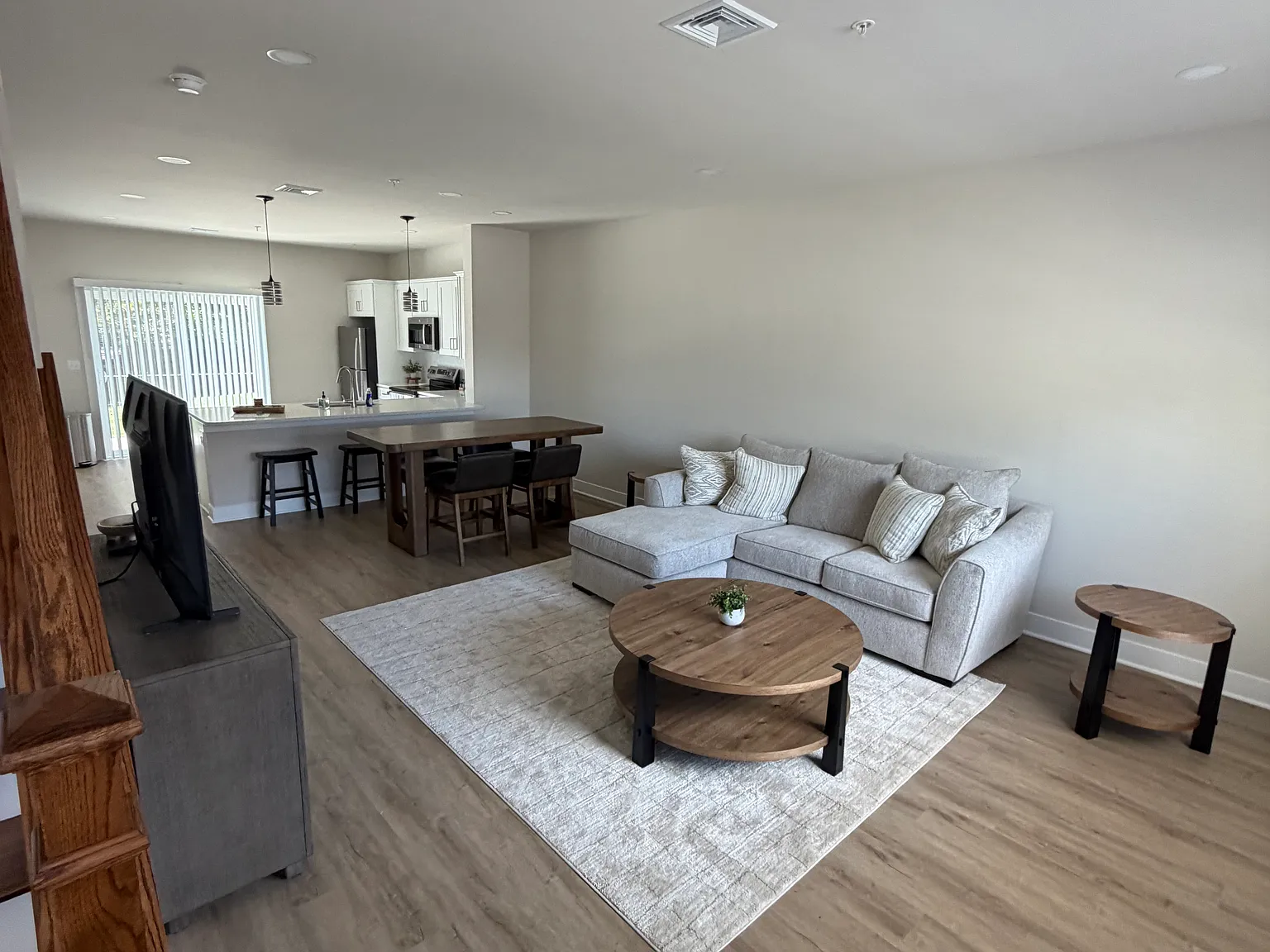 2 bed, 2.5 bath, 1400 sqft, $2,500 — Photo 2