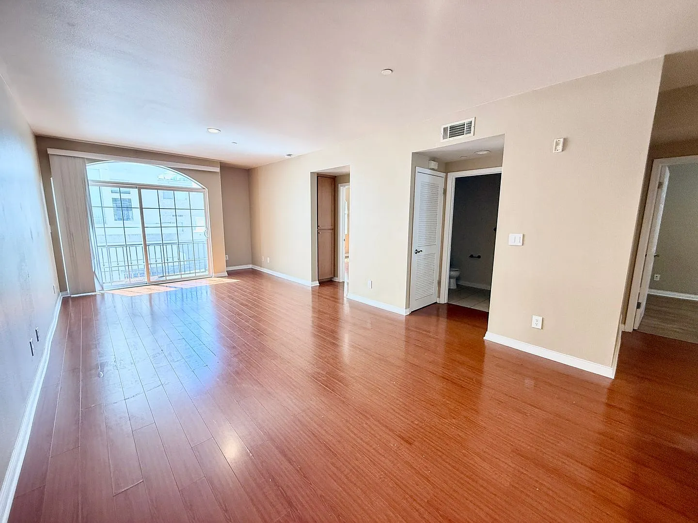 Modern 2-Bedroom Apartment on Ventura Blvd in Sherman Oaks! — Photo 2