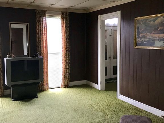 4th image of 3020 Lower Maple Ave
