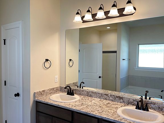 Newton IV G - Primary Bathroom - DSLD Homes