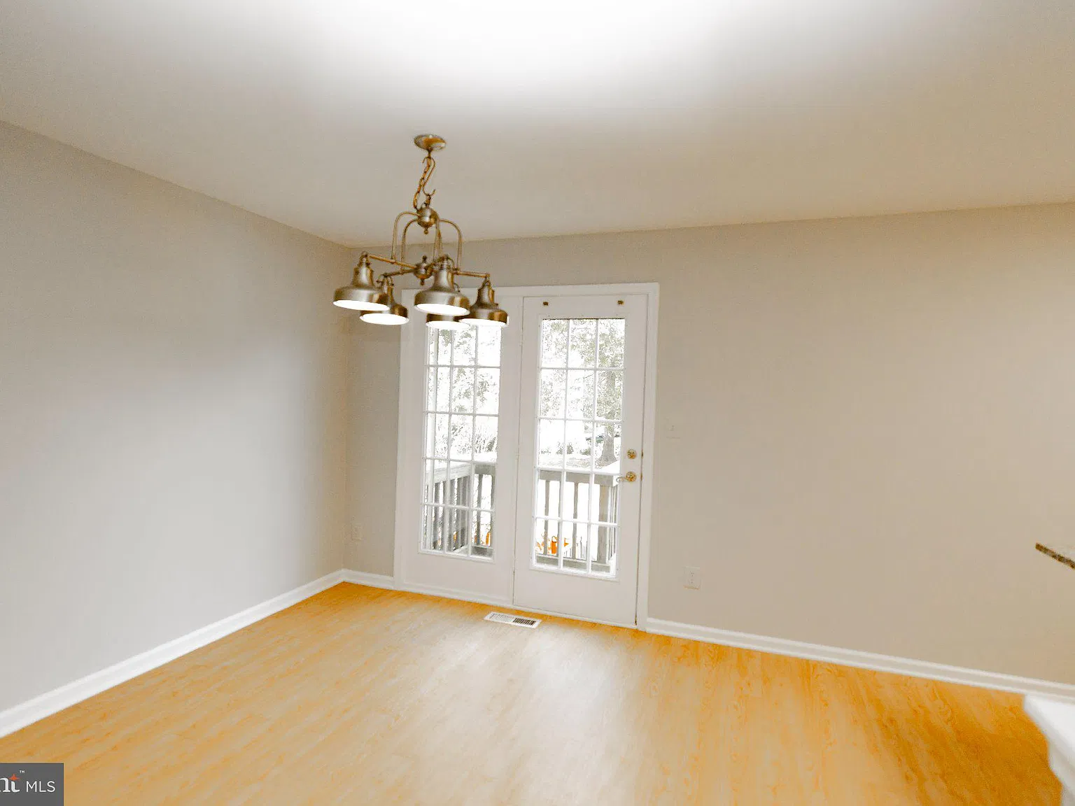 3 bed, 2.5 bath, 1364 sqft, $2,800 — Photo 3