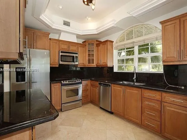 592 Fernwood Rd — Photo 2