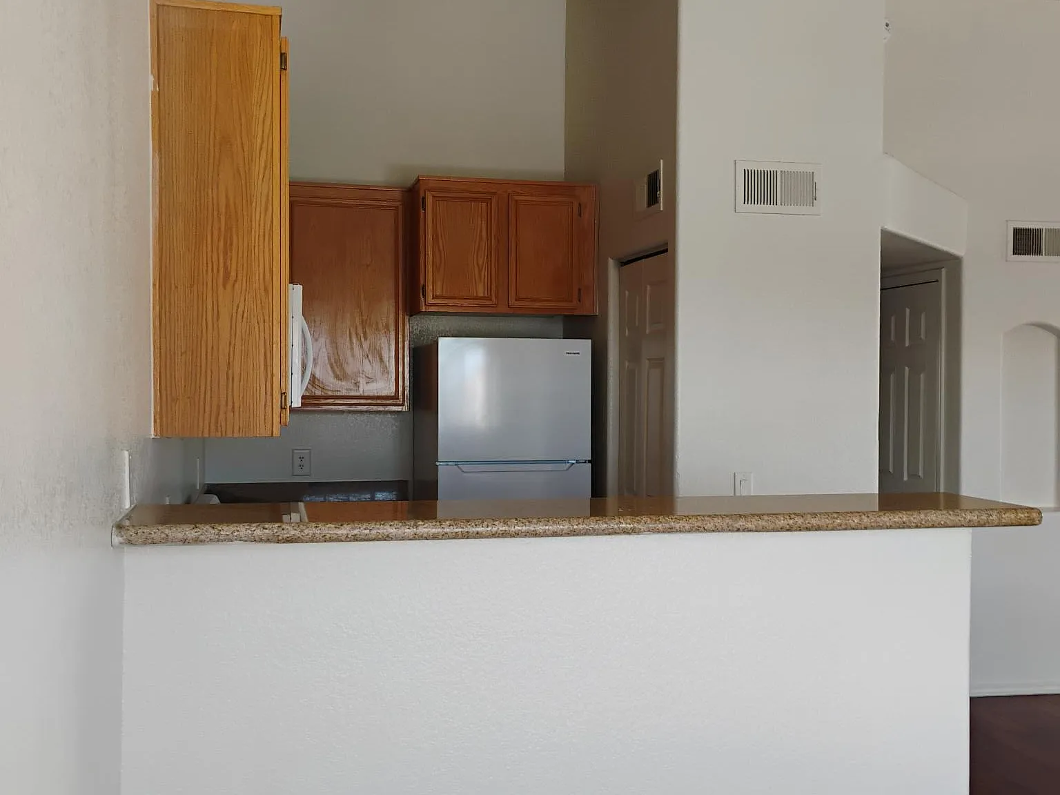 3 bed, 1256 sqft, $1,796 — Photo 3