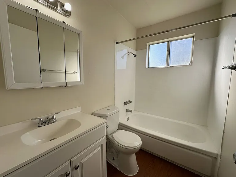 Lincoln Courtyards at 531 Glendora Avenue — Photo 10
