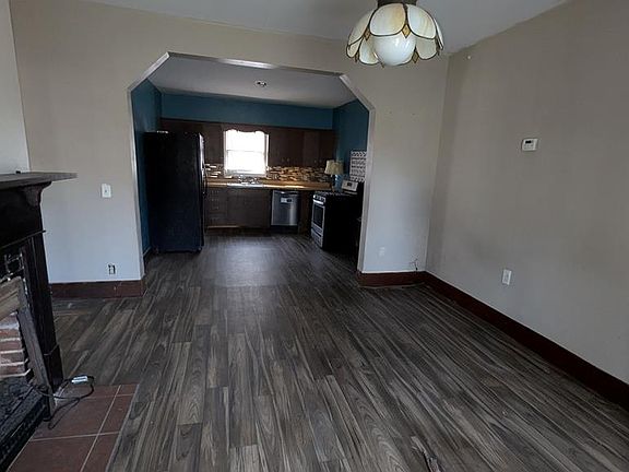 4th image of 1101 W Broadway St