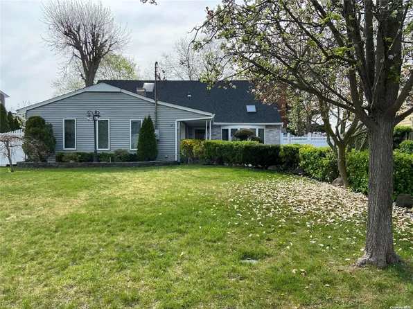 20 Normandy Drive, Holbrook, NY 11741