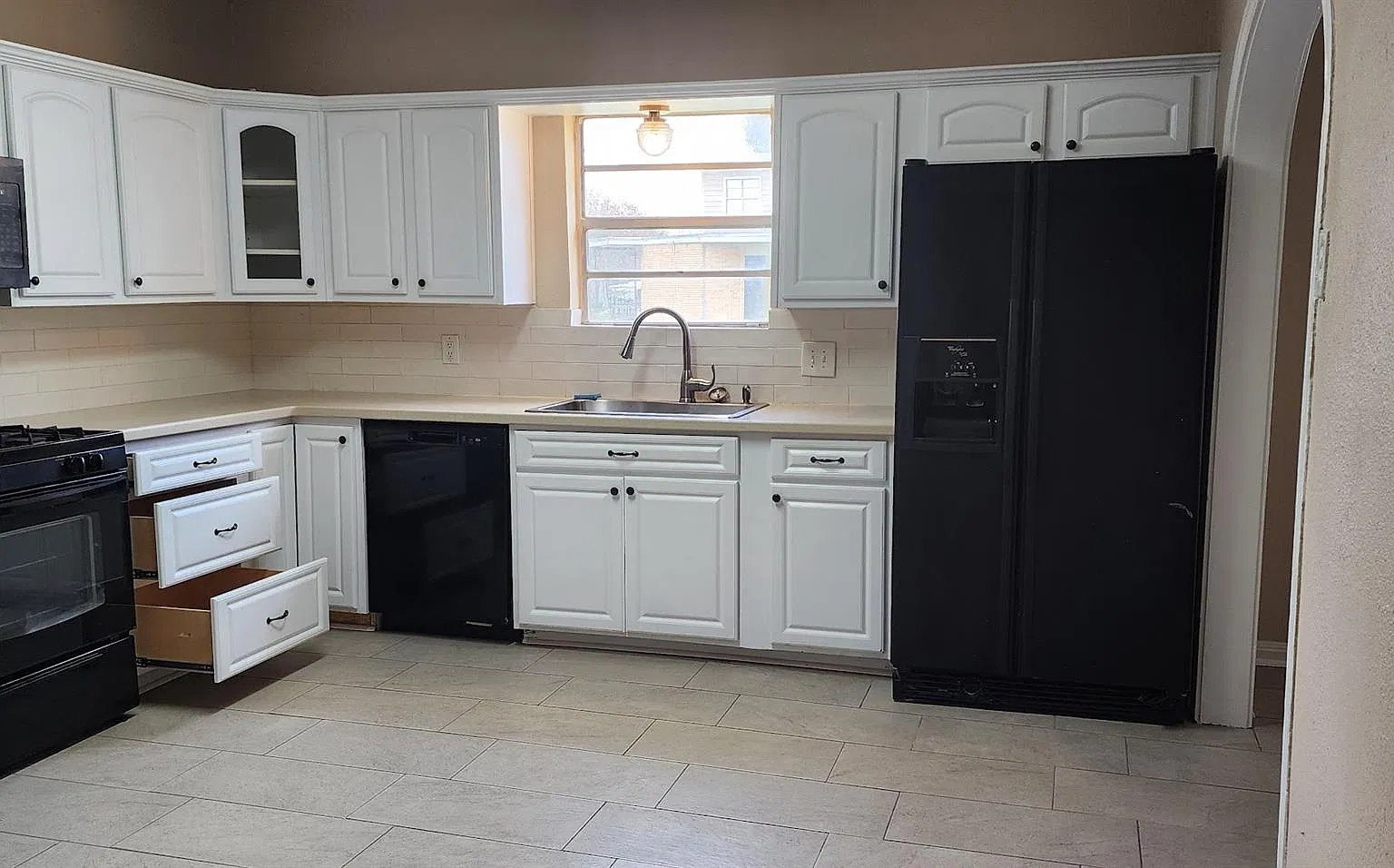 3 bed, 1.0 bath, 3416 sqft, $1,800 — Photo 1