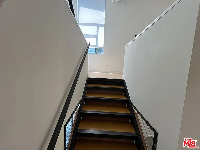 320 Indiana Ave #B — Photo 11