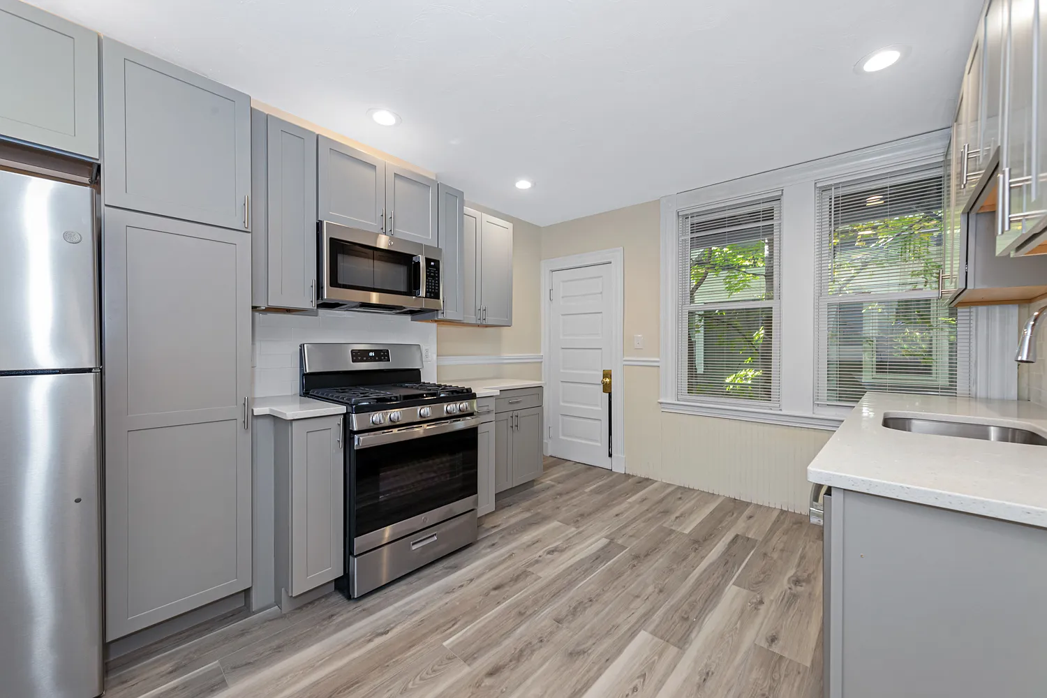 3 bed, 920 sqft, $2,995 — Photo 4