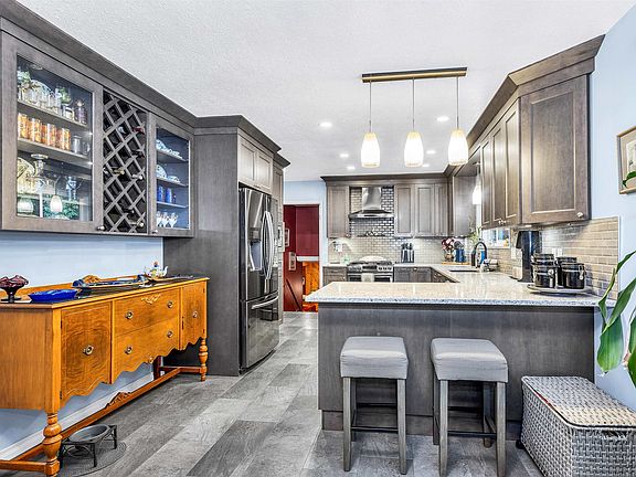 4th image of 12146 Rothsay St