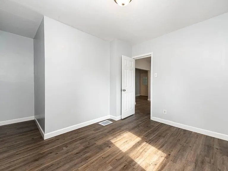 E. Walnut Hills - Cute 2 Bed In Upper Of 2 Family — Photo 20
