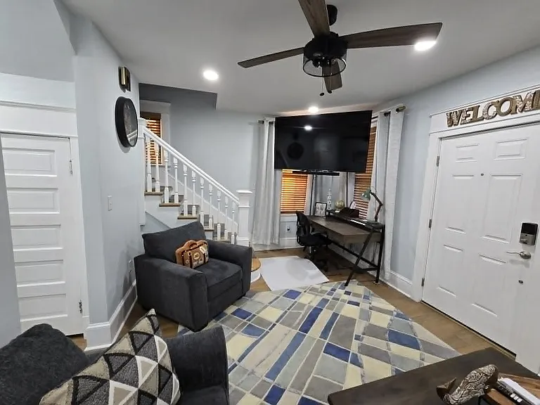 301 E Leicester Ave — Photo 3