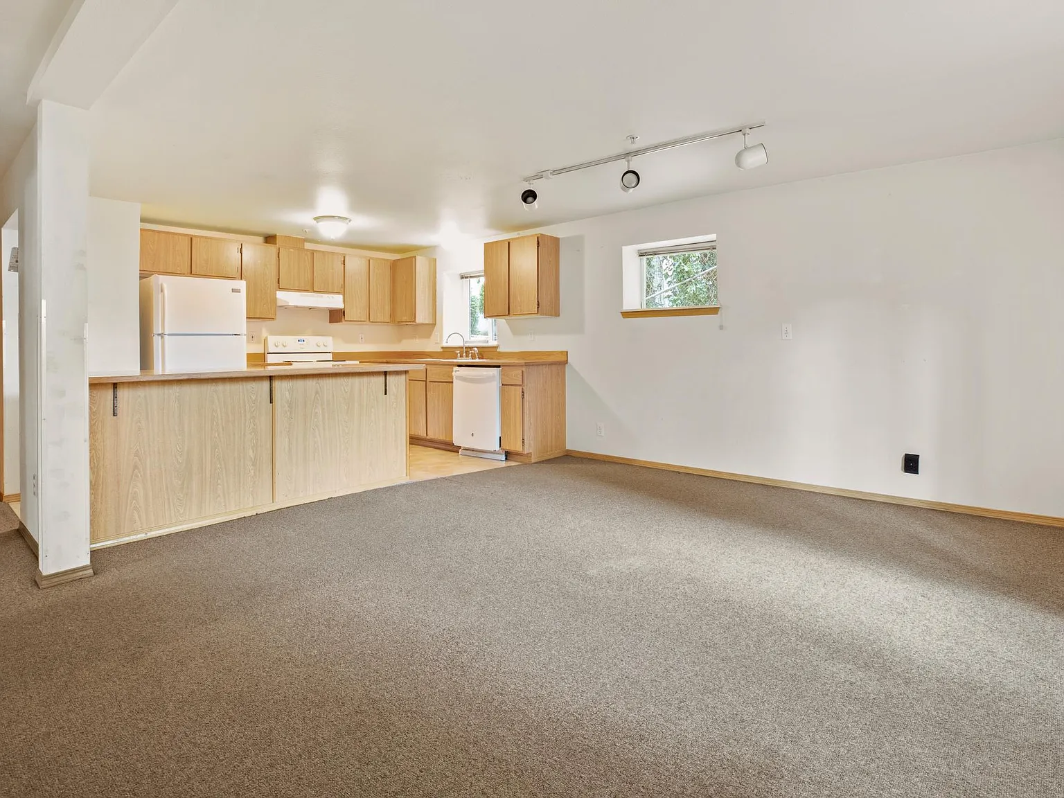 5212 15th Ave NE — Photo 2