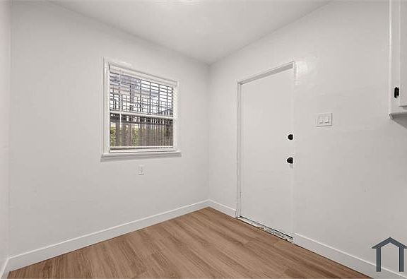 3rd image of 1125 W 111th St #1125
