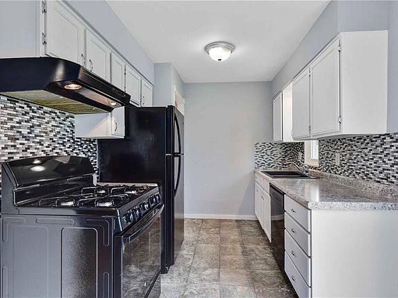 3rd image of 15559 Harrison Dr