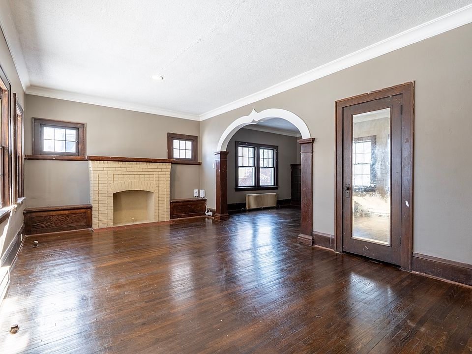 1st image of 1917 Newton Ave N APT 1