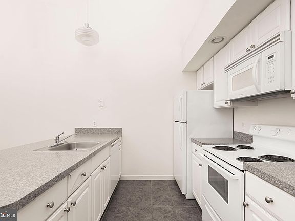 2nd image of 1001-13 Chestnut St #706W