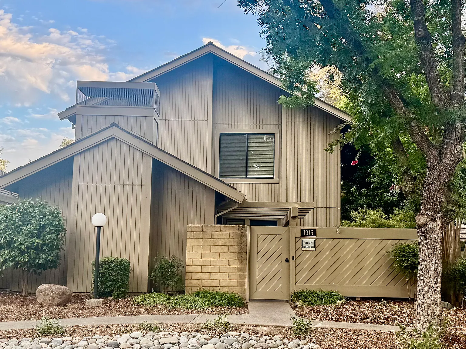 1915 Discovery Village Ln — Photo 1