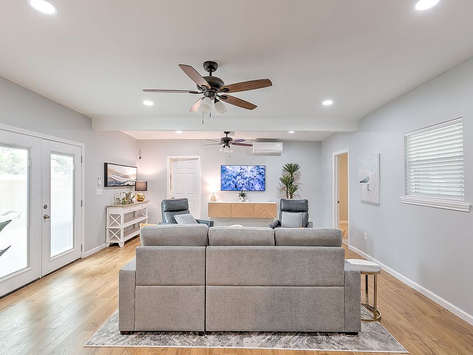 1st image of 2747 University Ave #5