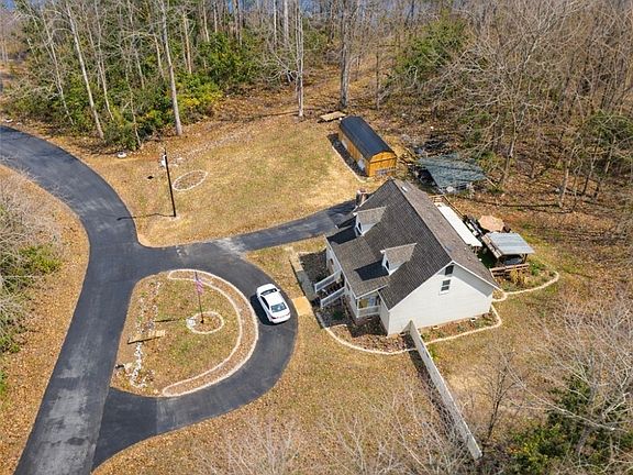 3rd image of 304 Willow Dr