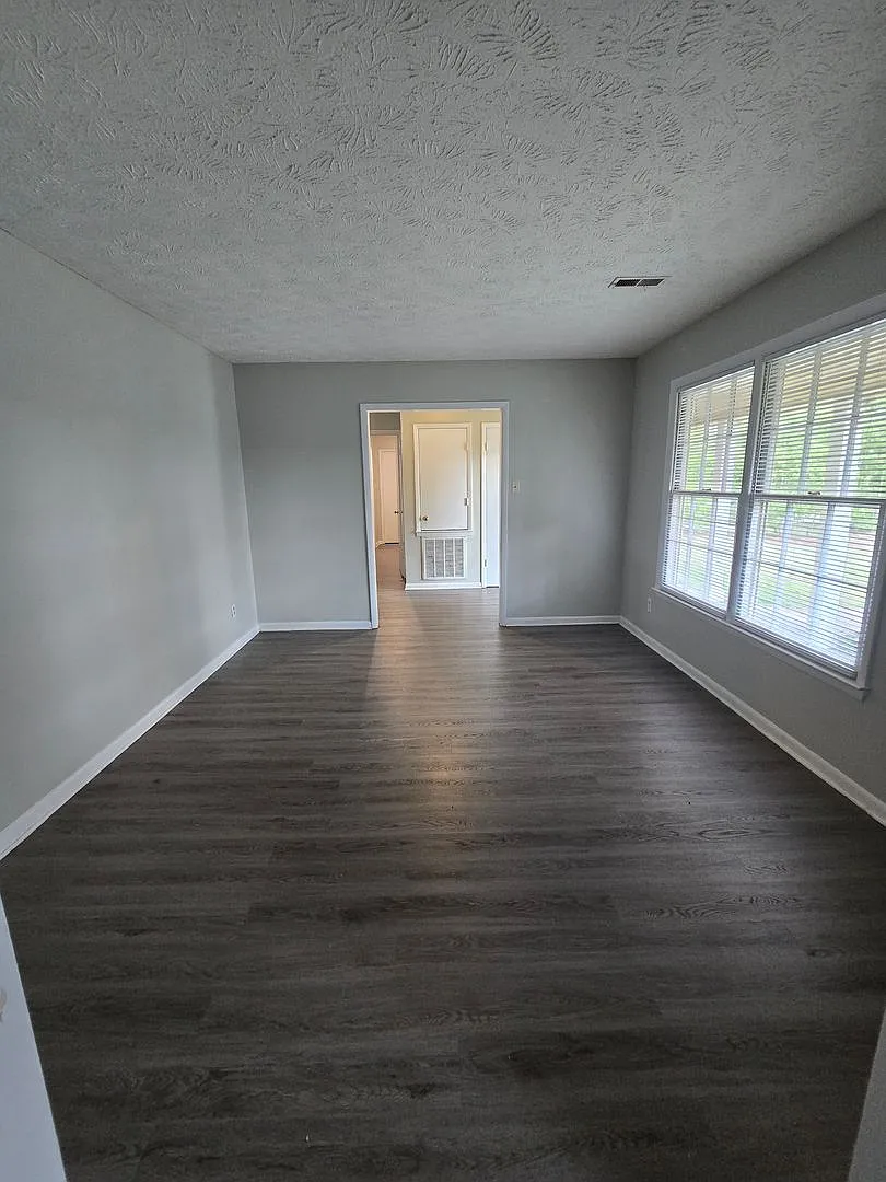 6824 Mahogany ~ Cliffdale West — Photo 2