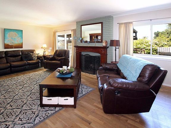 4th image of 736 Club House Dr