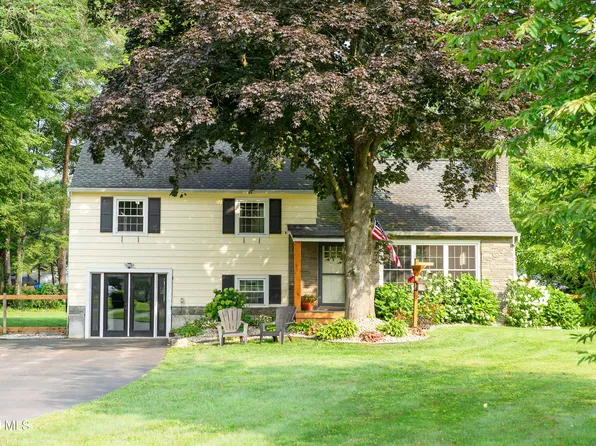 2 Maplewood Drive, Ballston Lake, NY 12019