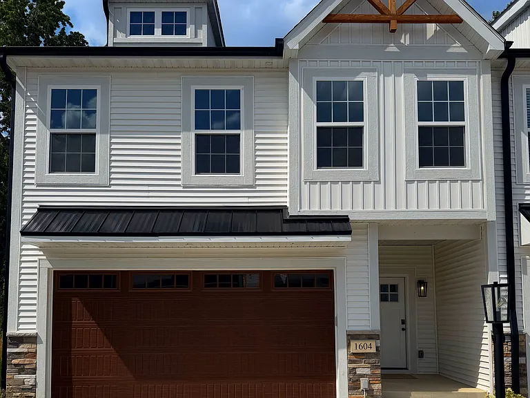 1604 Melanie Ln — Photo 1