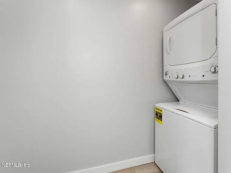 423 9th Ave N #201 — Photo 8