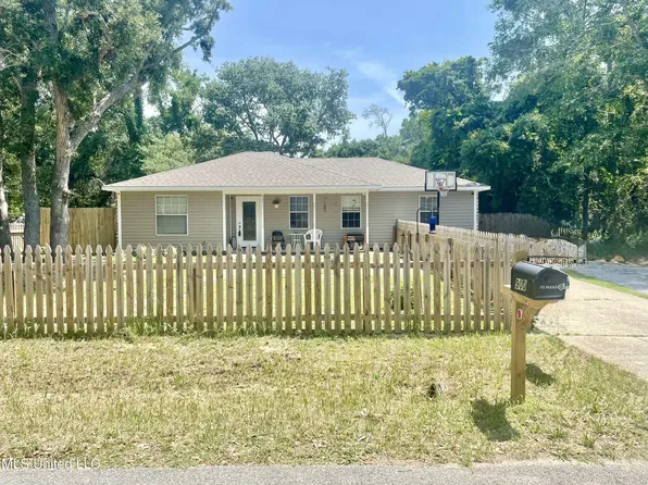 900 Orange St, Ocean Springs, MS 39564