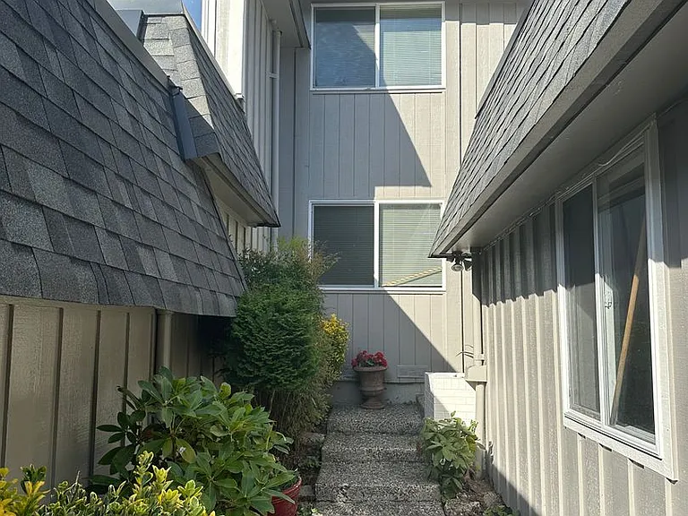 17404 NE 27th St — Photo 2