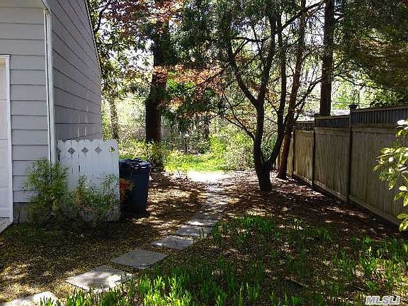 3rd image of 8 Westbrook Ln