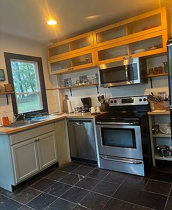 4th image of 13 Scott Ave