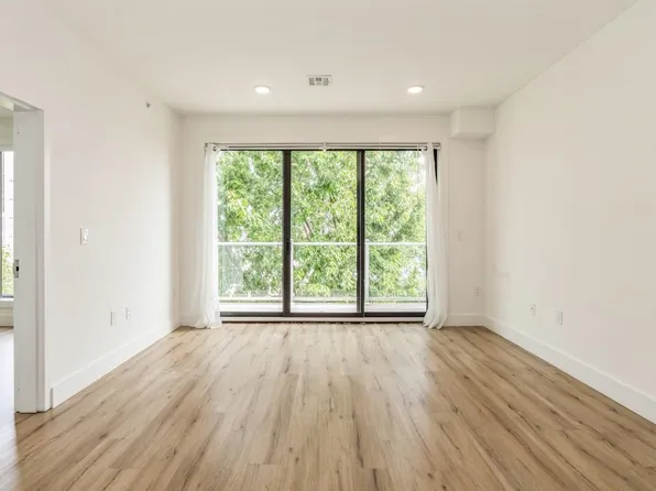 28-26 Vroom Street image 2 of 30