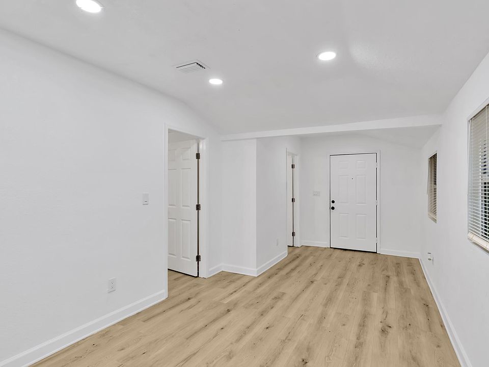 Entrance/living room