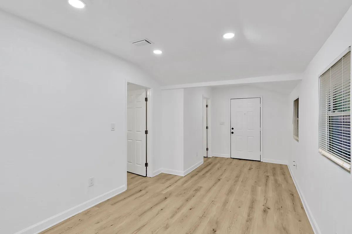 Entrance/living room - 1832 12th St S