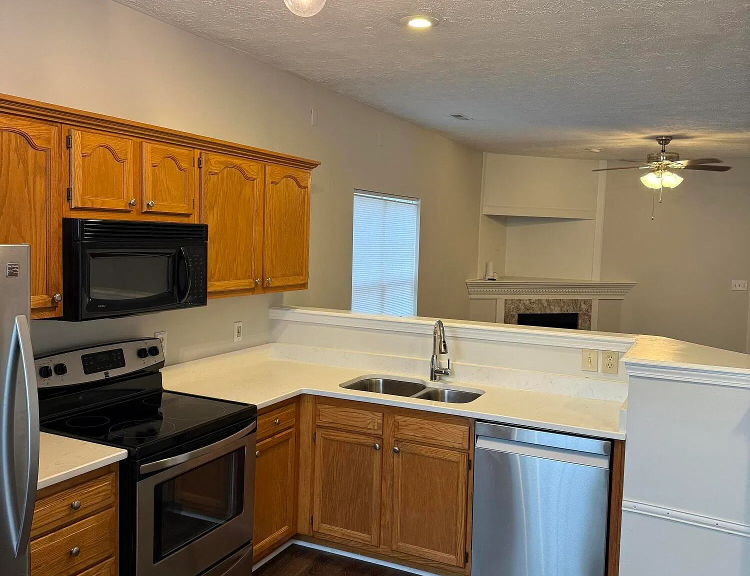 3 bed, 2.0 bath, 1226 sqft, $2,200 — Photo 3