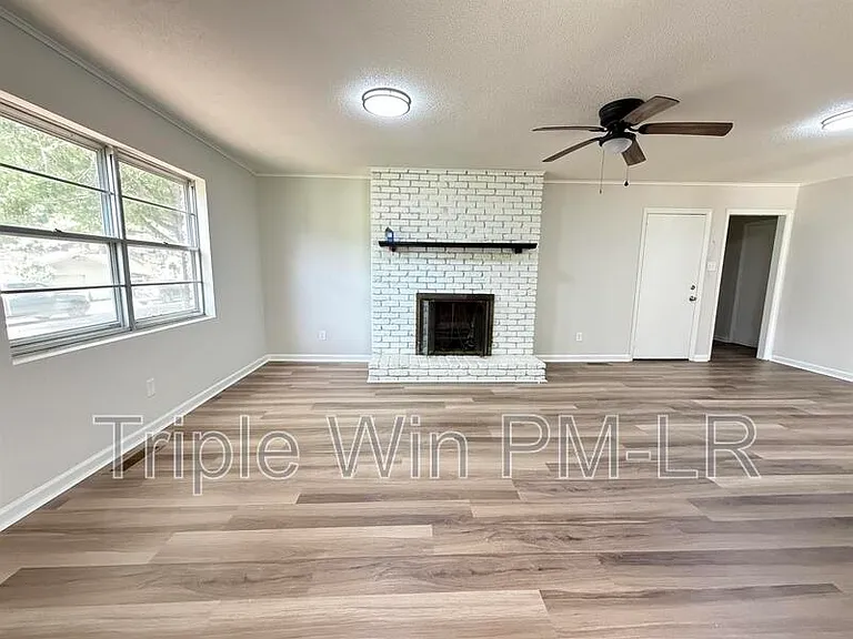 33 Single Oaks Dr — Photo 5