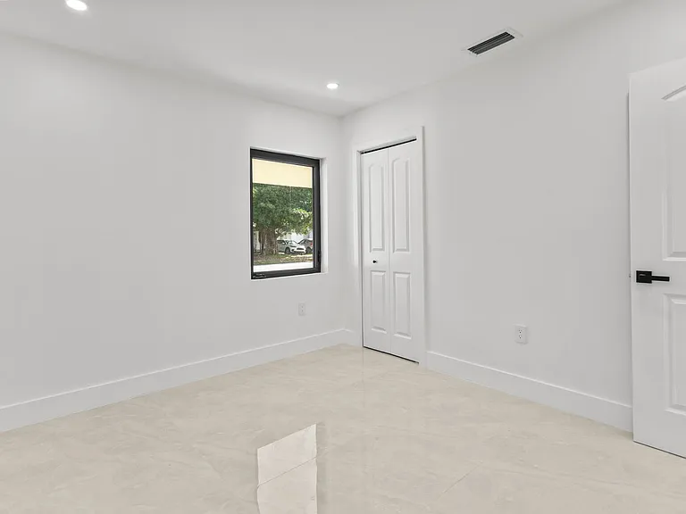 15920 NW 17th Ct — Photo 27