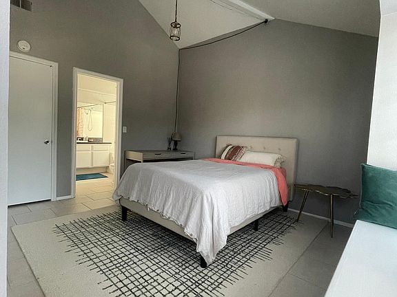 Vaulted Ceiling - Direct access to bathroom